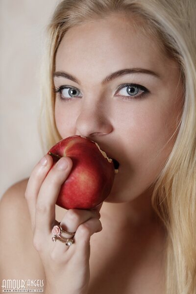 Mila And Apples - photo 18