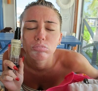 Miley Cyrus Nude Leaked Pictures - photo 16
