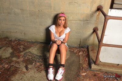 Briana Lee in trouble - photo 02