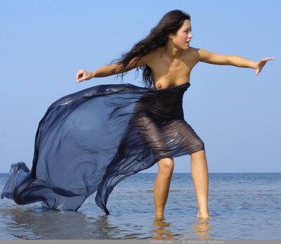 Natalie in water - photo 06