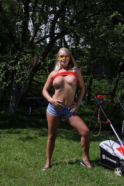 Sarika A The Mower By Erotic Beauty - photo 01