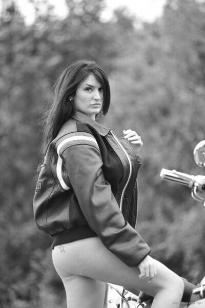 Shannon Smith on bike - photo 06