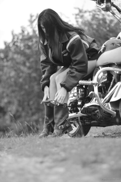 Shannon Smith on bike - photo 07