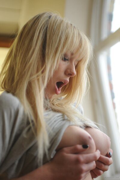 Sensual Kirsty nude - photo 06