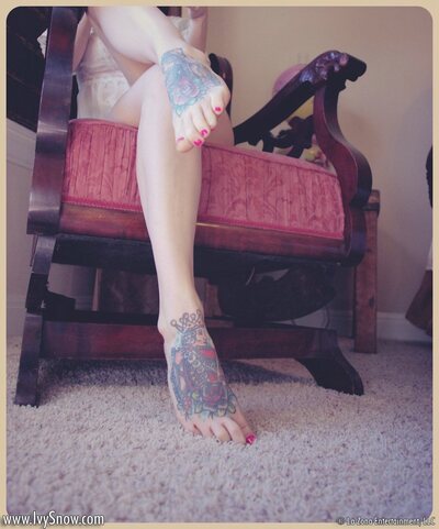 Ivy Snow hot tattoos - photo 02
