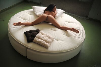 Joy Lamore Round Bed By Met Art - photo 12