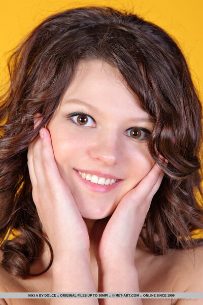 Niki A on yellow - photo 13