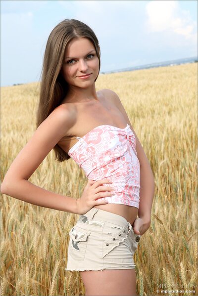 Tessa on a field - photo 00