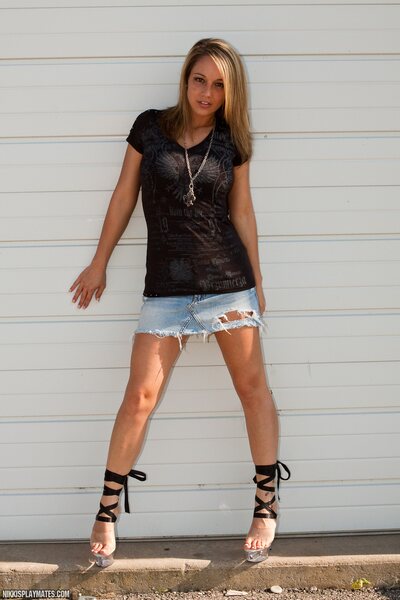 Nikki Sims and high heels - photo 00