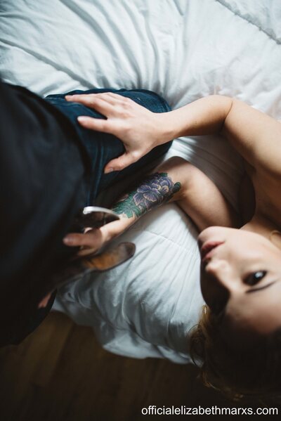 Elizabeth Marxs Artsy In Bedroom - photo 10