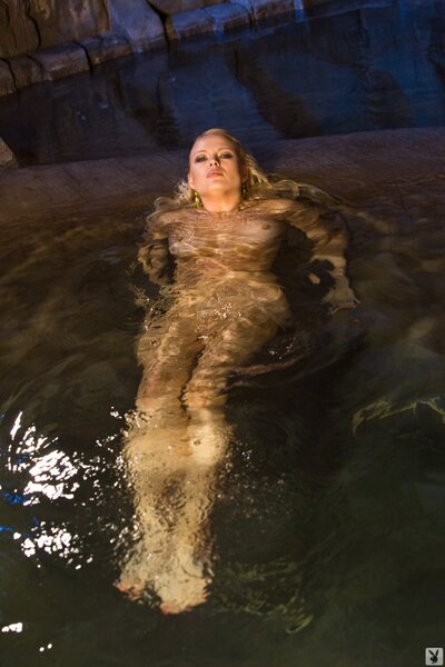 Irina Voronina in water - photo 06