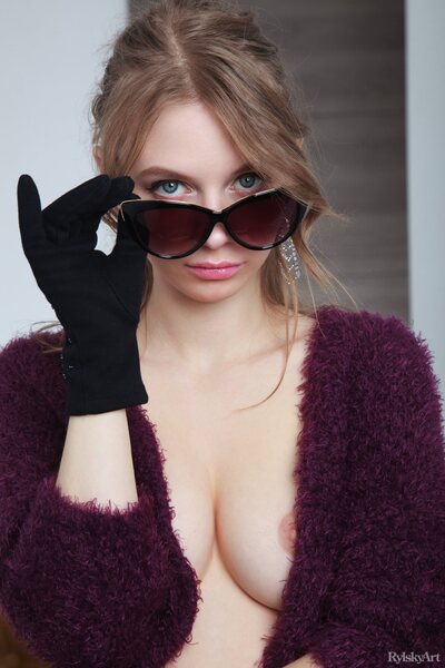 Siya Teasing In Sweater Gloves And Sunglasses - photo 01