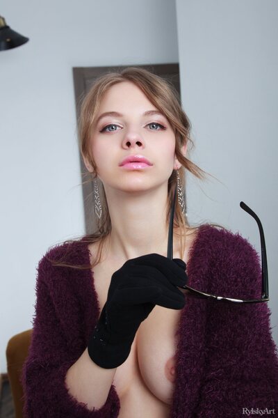 Siya Teasing In Sweater Gloves And Sunglasses - photo 02