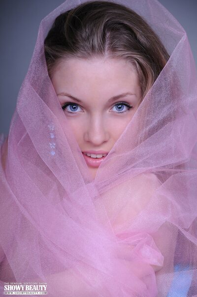 Darinka Showy Beauty - photo 03
