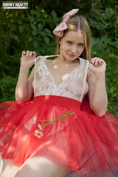 Hot Showy Beauty Model Neu Ling Spreading Long Legs Outdoor - photo 03