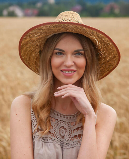 Sunlit Rural Field Poses With Summer Breeze And Soft Victoria Kruzz