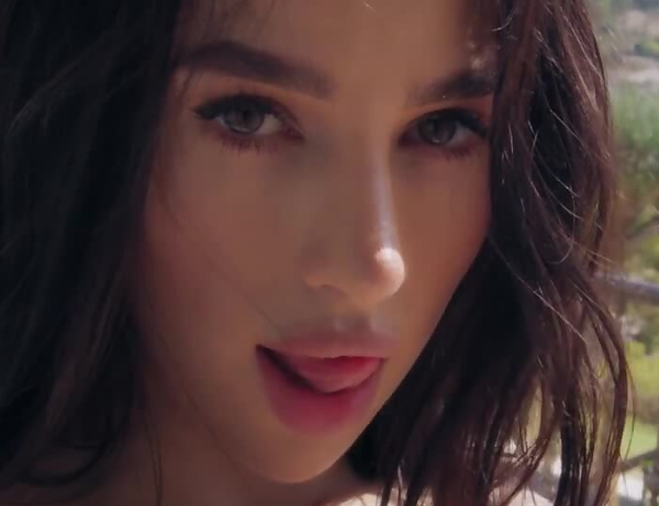 Soft Outdoor Closeup With Kama Oxi In Warm Natural Light