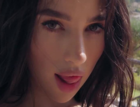 Video Soft Outdoor Closeup With Kama Oxi In Warm Natural Light