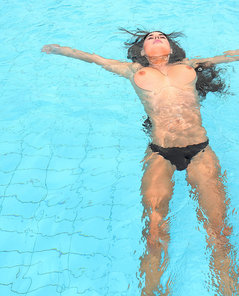 Lucy Late Pool By Watch 4 Beauty