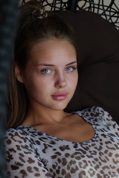 Olya Derkach New Borders By Zishy - photo 01
