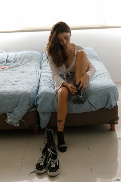 Nora Hernando Phi Phi Toys 1 - photo 01