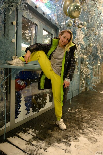 Urban Interior Styling Featuring Britney Snears In Casual Settings - photo 01
