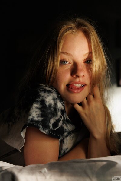 Warm Bedroom Light And Relaxed Morning Poses With Kylie Shay - photo 00