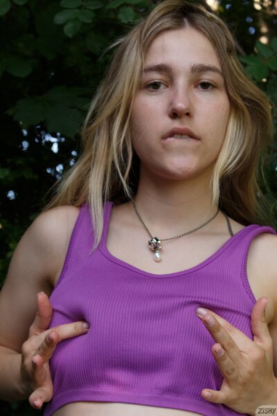 Purple Top Outdoor Posing With Lark Winsoket In The Garden - photo 03